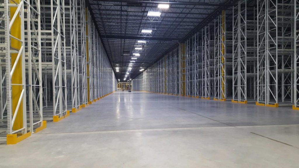 Warehouse with narrow aisles