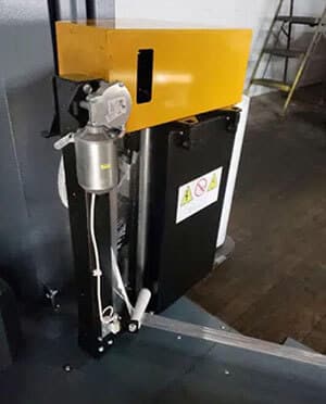Roping device on pallet wrapping machine